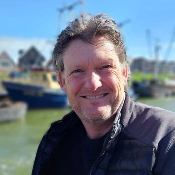 Hans van Schaick, rij-instructeur bij Autorijschool Hans van Schaick, in de haven van Makkum